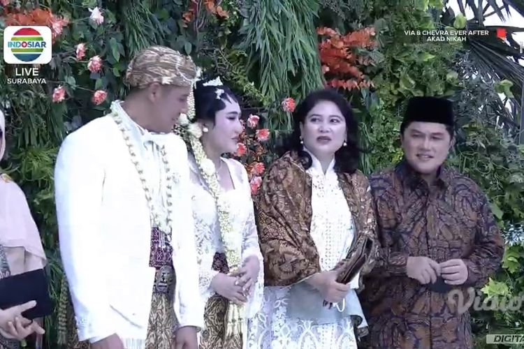 Menteri BUMN Erick Thohir dan Menteri PUPR Basuki Hadimuljono sebagai saksi di akad nikah Via Vallen dan Chevra Yolandi yang digelar di hotel JW Mariott Surabaya, Jawa Timur, Jumat (15/7/2022).