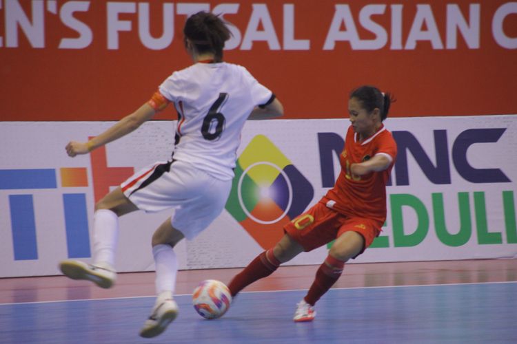 Pemain timnas futsal putri Indonesia, Fitri Rosdiana, saat beraksi dalam laga Indonesia vs Hongkong pada Kualifikasi Piala Asia 2025 China di GOR Amongrogo, Yogyakarta, Minggu (19/1/2025).