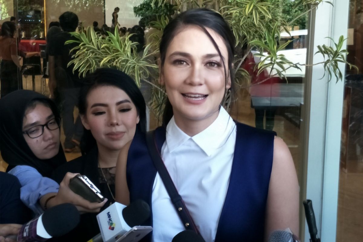 Luna Maya usai mengikuti diskusi bertajuk Sukses Bisnis Bersama Selebriti di The Elements, Kuningan, Jakarta Selatan, Senin (4/12/2017) sore.