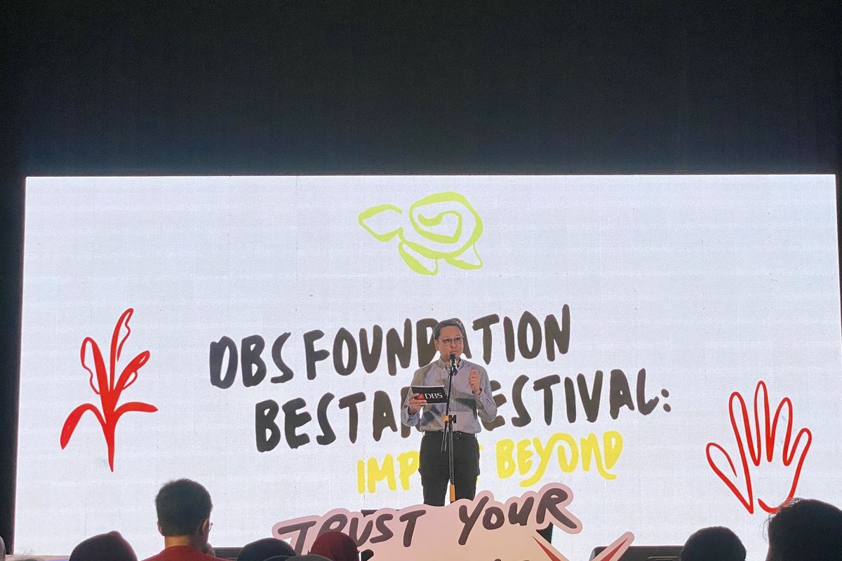 Presiden Direktur PT Bank DBS Indonesia, Lim Chu Chong menyampaikan sambutan dalam DBS Foundation Bestari Festival: Impact Beyond yang digelar di Urban Forest, Jakarta, Sabtu (19/10/2024). 