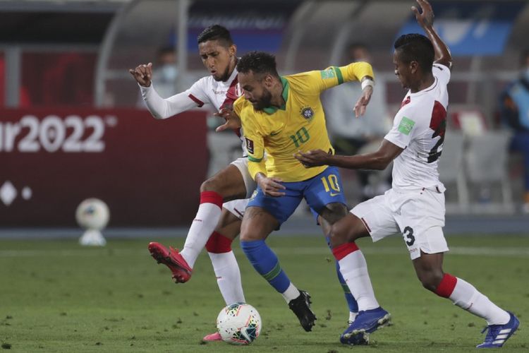 Neymar (tengah) terlibat perebutan bola dengan Christofer Gonzales (kiri) dan Pedro Aquino pada laga Kualifikasi Piala Dunia 2022 Zona Amerika Selatan (Conmebol) di Estadio Nacional, Lima, Rabu (14/10/2020) pagi WIB. 