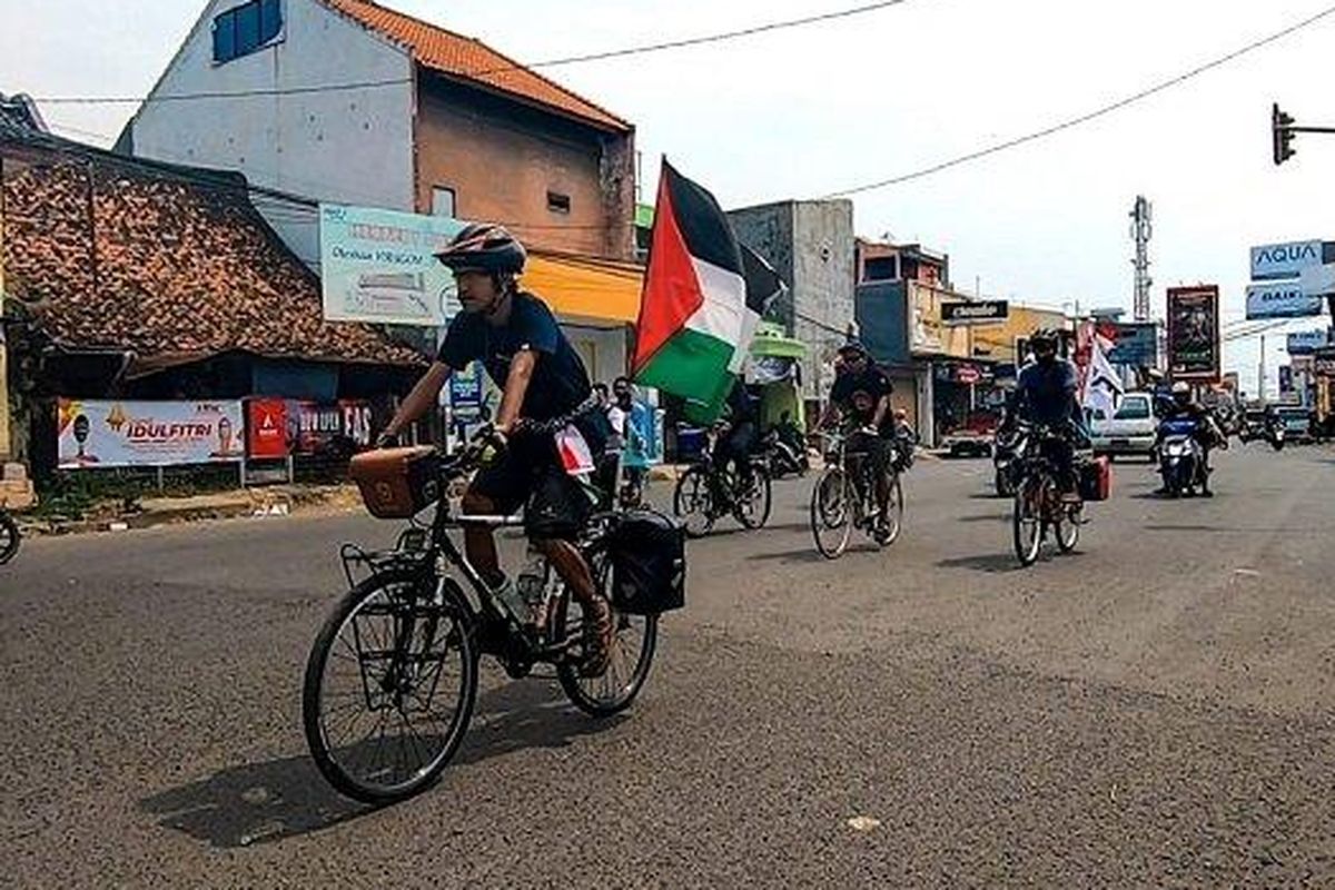 Maahir bersama Ahmad menggelar aksi bela Palestina dengan bersepeda sejauh 1.000 km menuju Banyuwangi. 