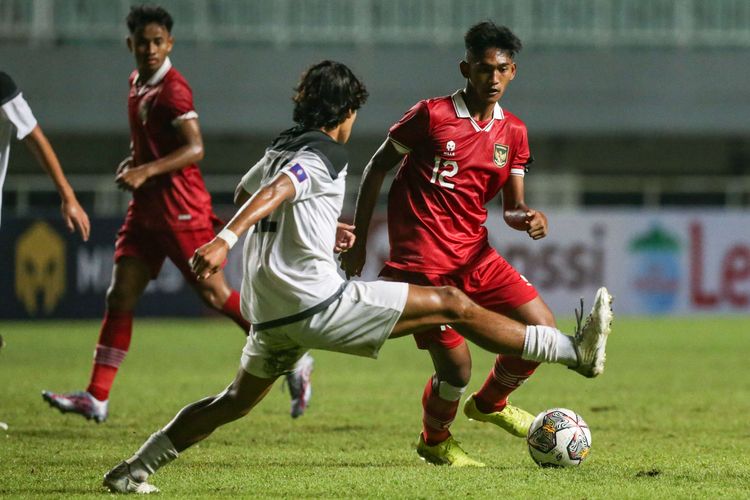 Pemain timnas U17 Indonesia Muhammad Tegar berusaha melewati pemain timnas U17 Guam pada pertandingan Kualifikasi Piala Asia U17 2023 di Stadion Pakansari, Kabupaten Bogor, Senin (3/10/2022).