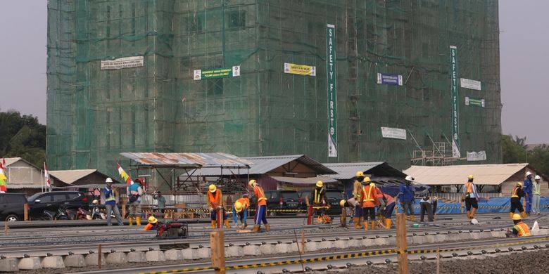 Aktivitas pekerja di tengah proyek pembangunan mass rapid transit (MRT), Lebak Bulus, Jakarta, Senin (14/8/2017).Pengerjaan proyek MRT fase pertama ini diperkirakan rampung pada tahun 2019.
