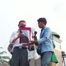 Dasco Terima Korek Kuping Raksasa dari Mahasiswa: Itu Aspirasi