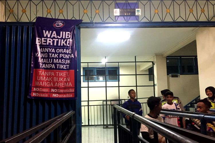 Panpel Arema FC memasang tulisan berisi peringatan dan sindiran untuk penonton yang ingin masuk tanpa tiket saat pertandingan disetiap pintu masuk Stadion Kanjuruhan Kabupaten Malang, Jawa Timur. 