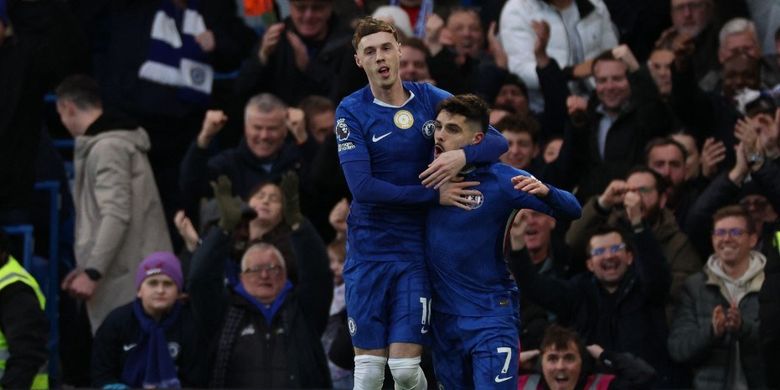 Cole Palmer (kiri) merayakan gol dengan Pedro Neto (kanan) dalam pertandingan sepak bola Liga Inggris antara Chelsea vs Everton di Stamford Bridge di London pada 13 Desember 2025. (Foto oleh Adrian Dennis / AFP) 