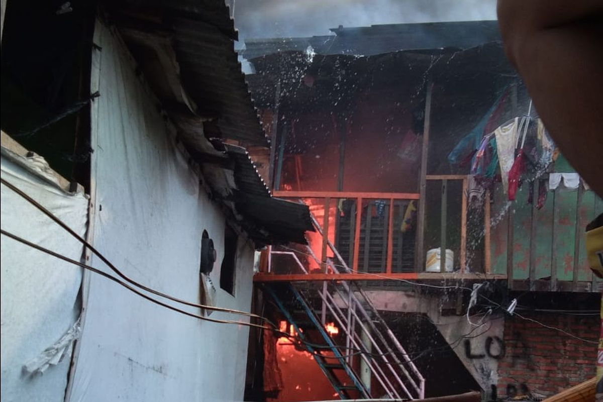 Kondisi rumah di kawasan padat penduduk di Kampung Bandan saat terbakar pada Sabtu (11/5/2019).