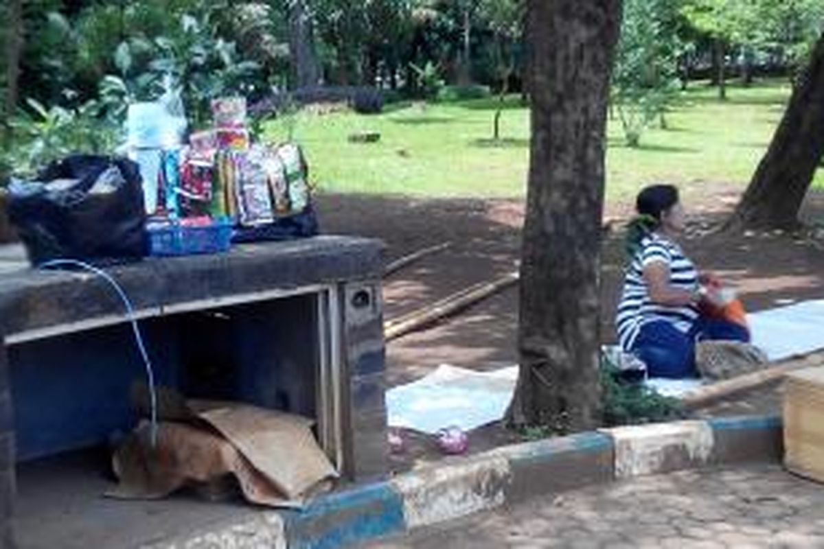 Pedagang kaki lima tampak masih berjualan bebas di Monumen Nasional