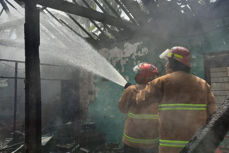 Petugas pemadam kebakaran Kabupaten Purworejo melakukan pendinginan untuk memastikan api padam 
