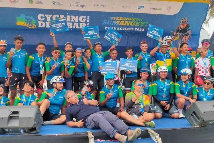 Seluruh peserta Cycling De Jabar saat berkumpul selepas penyerahan medali di Pangandaran, Jawa Barat, Minggu (28/8/2022). 