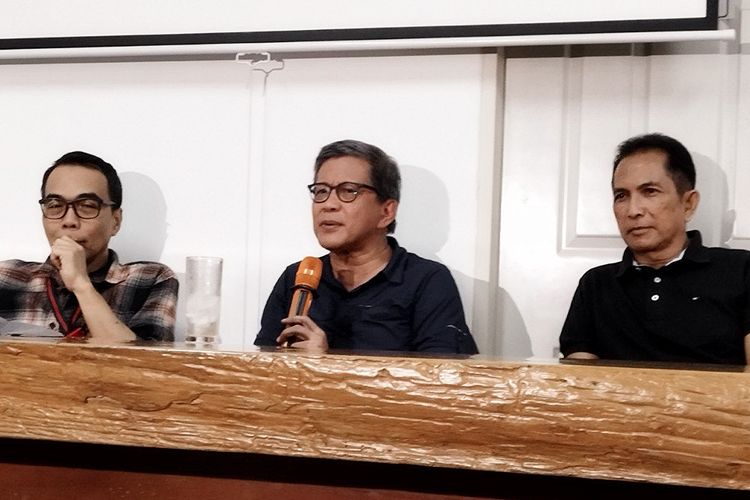 Rocky Gerung (tengah) saat konferensi pers klarifikasi dugaan dirinya menghina Presiden Jokowi di Jalan Kutsumaatmadja No 76, Menteng, Jakarta Pusat, Jumat (4/8/2023). (KOMPAS.com/XENA OLIVIA)