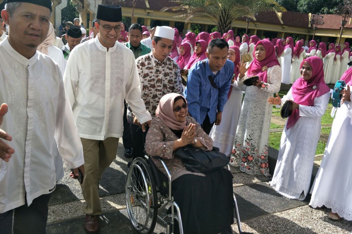 Gubernur DKI Jakarta Anies Baswedan dan ibunya Aliyah Rasyid menghadiri tabligh akbar di Jakarta Islamic Centre, Jakarta Utara, Sabtu (10/2/2018). 