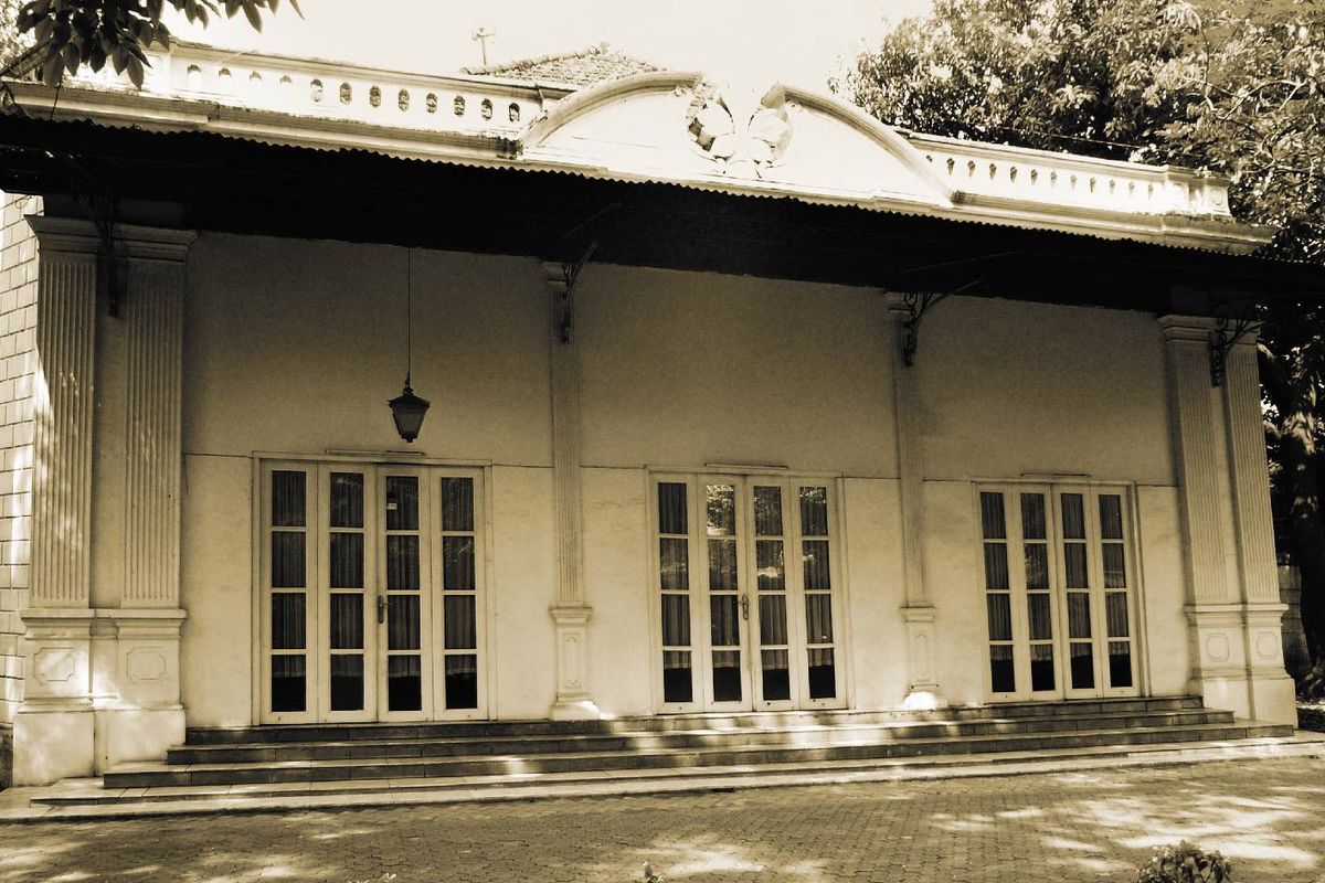 Sebuah rumah di Cikini, Jakarta Pusat yang menjadi kantor pertama Kementerian Luar Negeri. Rumah ini milik Ahmad Soebardjo yang merupakan Menlu RI yang pertama.