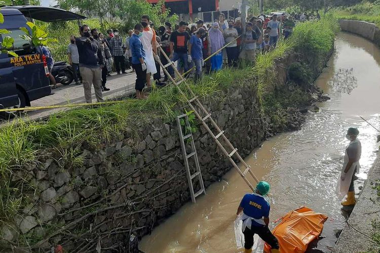 Petugas melakukan evakuasi mayat pria ditemukan di aliran sungai dekat kantor Wali Kota Serang. Mayat diduga merupakan pelaku pencurian yang kabur saat aksinya diketahui warga