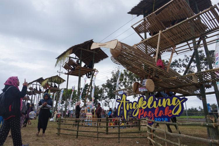 Secara bersama sama, para pemain angklung memainkan lagu Padang Ulan di atas paglak, di Banyuwangi, Sabtu (4/8/2018).