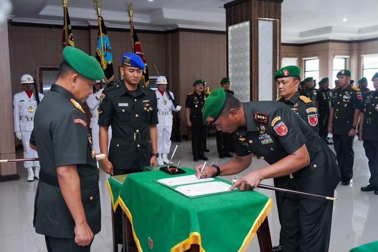 Pangdam XVI Pattimura Mayjen TNI Ruruh A. Setyawibawa memimpin acara serah terima jabatan Komandan Korem 151 Binaya dan Komandan Korem 152 Babullah di lobi Kodam XVI Pattimura, Ambon, Selasa (14/2/2023)