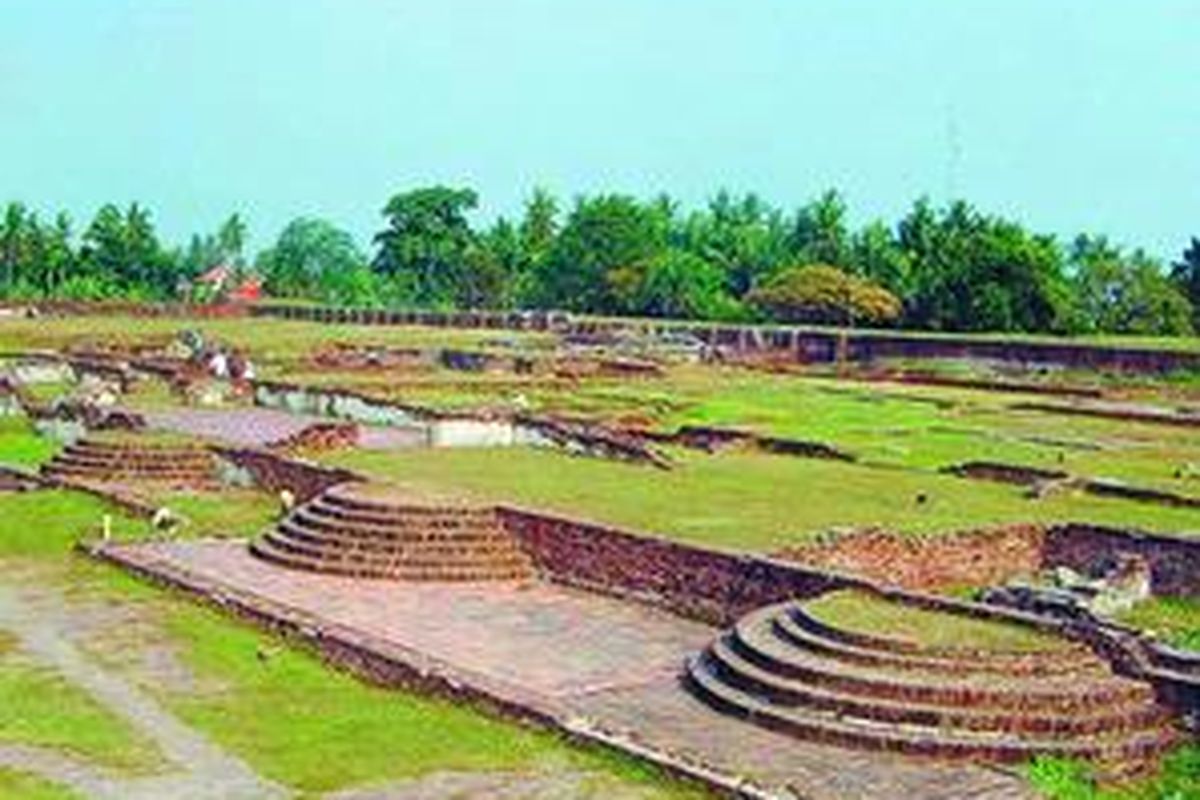 Sisa reruntuhan Keraton Surosowan hingga kini masih bisa dinikmati, seperti terlihat pada Kamis (8/5). Keraton seluas lebih kurang 3,5 hektar itu merupakan kediaman para sultan Banten yang dibangun dari tumpukan batu karang dan batu bata merah pada 1552.