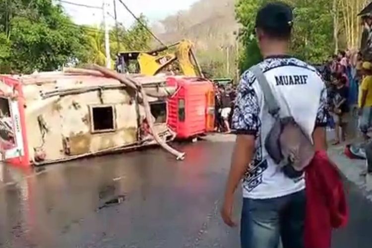 Tampak sebuah mobil milik Damkar Kota Bima dengan kondisi terbalik usai terlibat kecelakaan tunggal saat dievakuasi petugas.