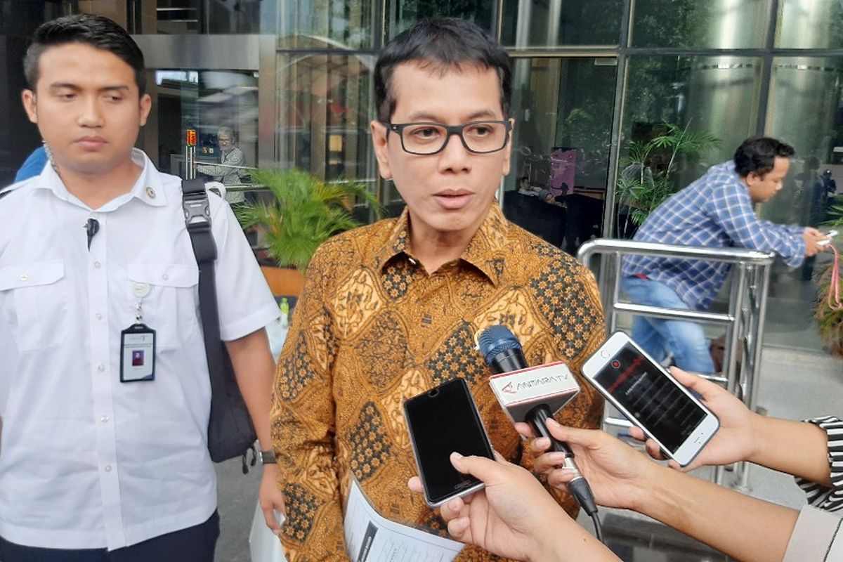 Menteri Pariwisata dan Ekonomi Kreatif Wishnutama Kusubandio memberi keterangan kepada wartawan usai menyerahkan Laporan Harta Kekayaan Penyelenggara Negara di Gedung Merah Putih KPK, Kamis (9/1/2020) sore.