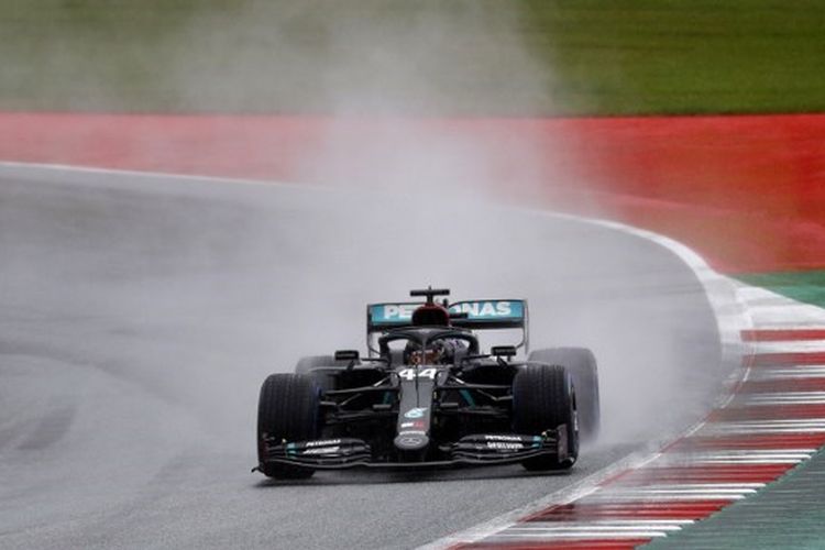 Pebalap Mercedes, Lewis Hamilton, melaju di lintasan basah Sirkuit Red Bull Ring yang terletak di Spielberg, Austria, pada sesi kualifikasi Formula 1 GP Styria, Sabtu (11/7/2020).