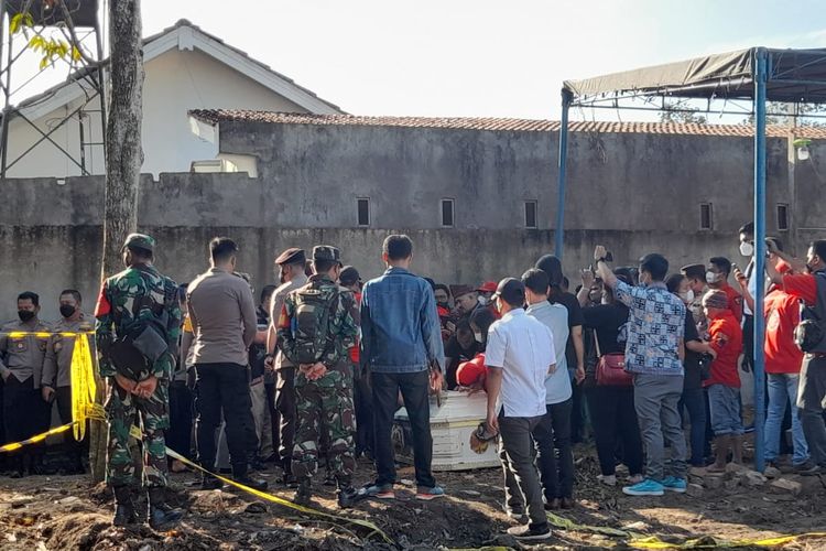 Peti jenazah Brigadir J berhasil diangkat. Keluarga dibantu PBB membersihkan peti jenazah Brigadir J dari tanah merah untuk dibawa ke RSUD Sungai Bahar untuk diotopsi oleh tim dokter forensik. Sebelumnya, pihak keluarga sempat membuka sedikit peti jenazah kemudian ditutup kembali.