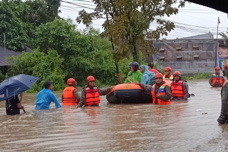 Anomali Cuaca di Tengah Kemarau, Kota Padang Dilanda Banjir di 23 Titik dan 40 Sekolah Terendam