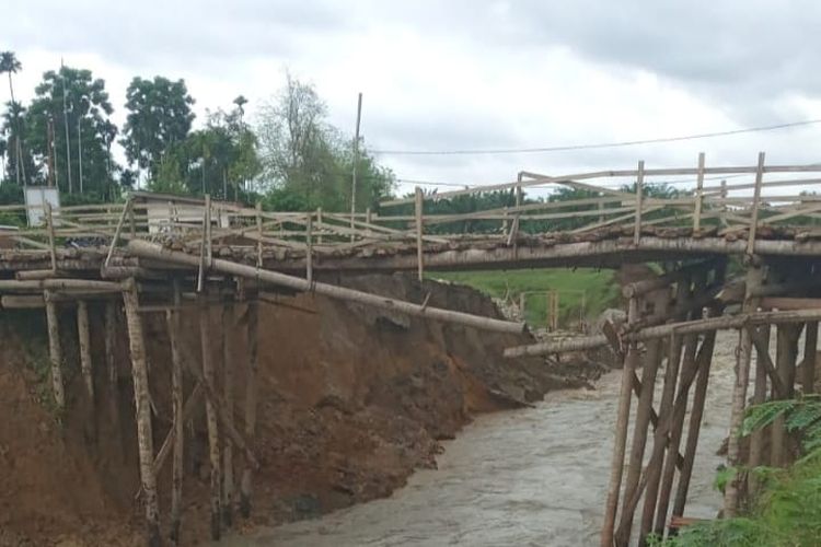 Jembatan darurat di Desa Leubok Tuwe, Kecamatan Meurah Mulia, Kabupaten Aceh Utara, Provinsi Aceh, sebelum ambruk, Kamis (5/5/2022)