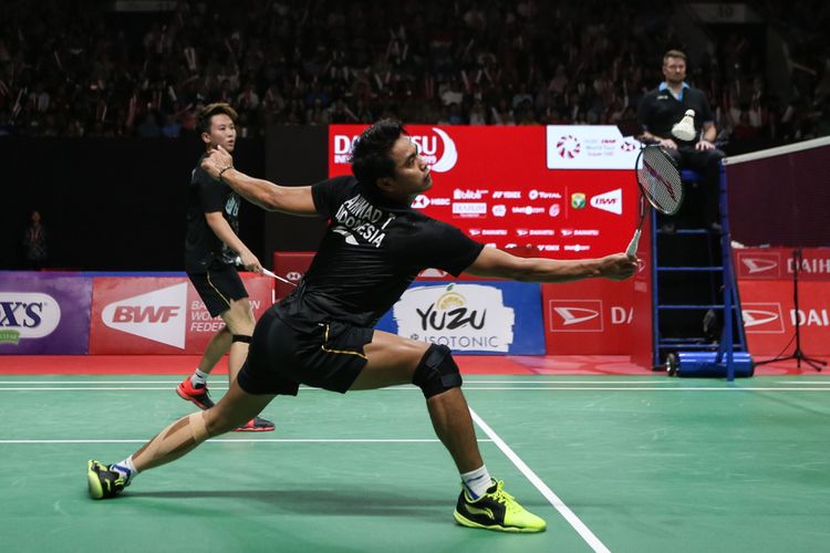 Pemain ganda campuran Indonesia Tontowi Ahmad dan Liliyana Natsir bertanding melawan ganda campuran ganda campuran China, Zheng Siwei dan Huang Yaqiong pada pertandingan final Daihatsu Indonesia Masters 2019 di Istora Senayan, Jakarta, Minggu (27/1/2019). Zheng dan Huang juara ganda camp[uran setelah menang dengan skor 19-21, 21-19 dan 21-16.