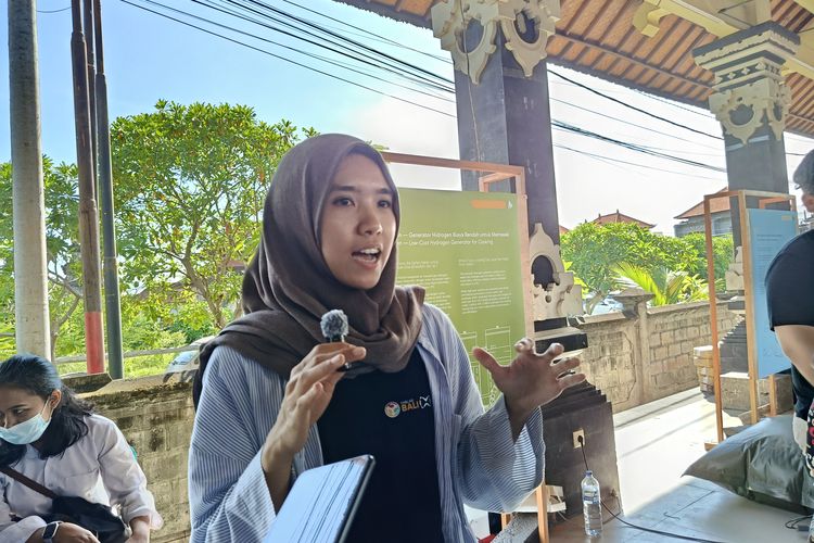 Lab Expert - Design Research Fab Lab Bali, Tafia Sabila di pameran Desa Utak Atik di Desa Serangan, Bali, Sabtu (6/12/2025). Desa Utak Atik digagas oleh CAST Foundation, Fab Lab Bali, dan Meaningful Design Group.