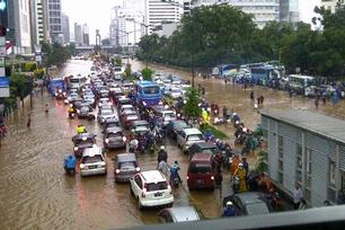 Kawasan Bundaran HI, Jakarta Pusat, juga tergenang air akibat hujan yang turun sejak Kamis (17/1/2013) dini hari.