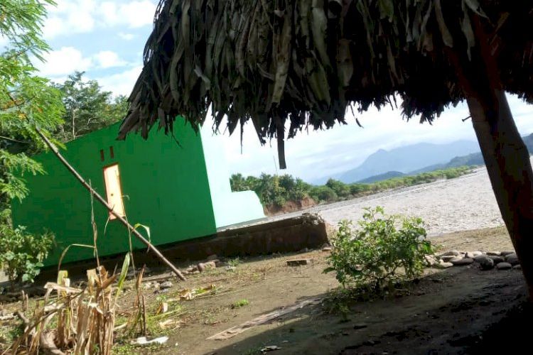 Rumah warga Desa Tuapanaf, Kecamatan Takari, Kabupaten Kupang, Nusa Tenggara Timur (NTT), yang nyaris roboh dan berada di bibir Sungai Noebesi Molo