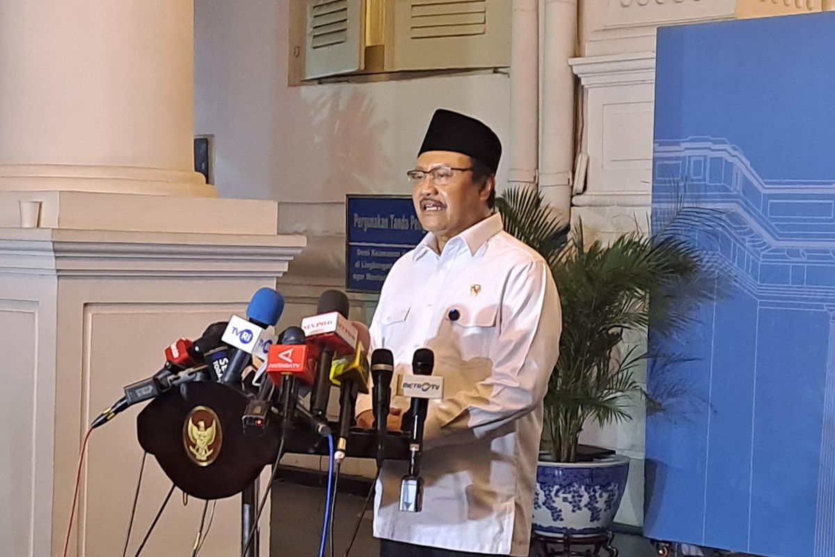 Menteri Sosial Saifullah Yusuf (Gus Ipul) saat ditemui di Istana, Jakarta, Selasa (4/3/2025) malam. (KOMPAS.com/ADHYASTA DIRGANTARA)