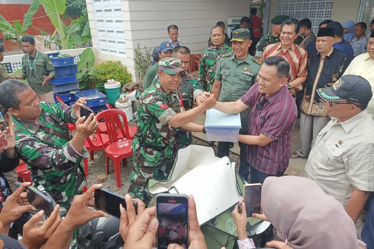 Pj Wali Kota Tasikmalaya Cheka Virgowansyah menyerahkan hasil perdana ternak maggot masyarakat dari sampah organik yang dikumpulkan dalam waktu 15 hari sudah bisa dijual ke Koperasi Kodim 0612 Tasikmalaya di Purbaratu, Kota Tasikmalaya, Jawa Barat, Kamis (12/1/2023).