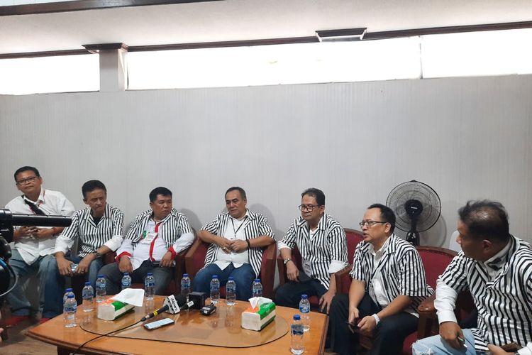 Relawan Sebut Kemeja Hitam Putih Gambarkan Ganjar yang Tegak Lurus Konstitusi