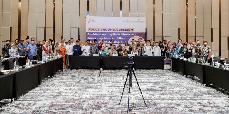 Para peserta Focus Group Discussion (FGD) bertajuk ?Aspek Kemitraan Bagi Usaha Mikro Kecil dengan Usaha Menengah dan Besar dalam UU Cipta Kerja? berfoto bersama. FGD ini dilaksanakan di Kota Batam, Jumat (4/8/2023) 
