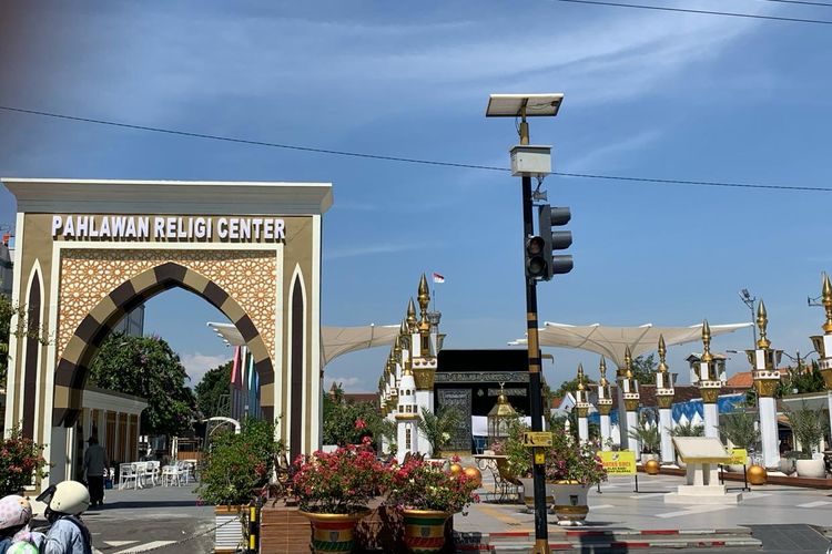 Kawasan Sungai Sumber Umis,Kota Madiun,  Jawa Timur sebelum disulap sebagai tempat wisata, dahulunya merupakan lingkungan dan sungai yang kumuh.  Bagian atas sungai tersebut kemudian ditutup lalu sekarang menjadi tempat wisata dengan dibangun patung Merlion Singapura,Patung Liberty, miniatur Ka'bah Mekah, Menara Eiffel Paris, dan Kampung Eropa. (Kompas/Muchlis)