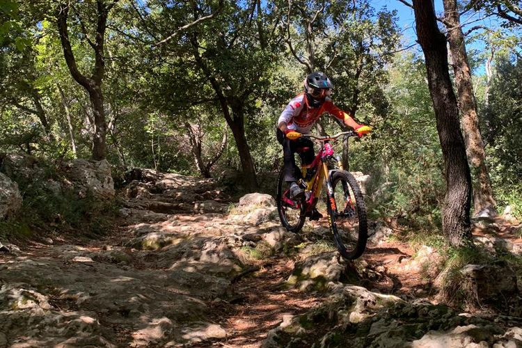 Pebalap sepeda Indonesia, Yoris Sahara, saat mengikuti Enduro World Series 2019 di Italia.