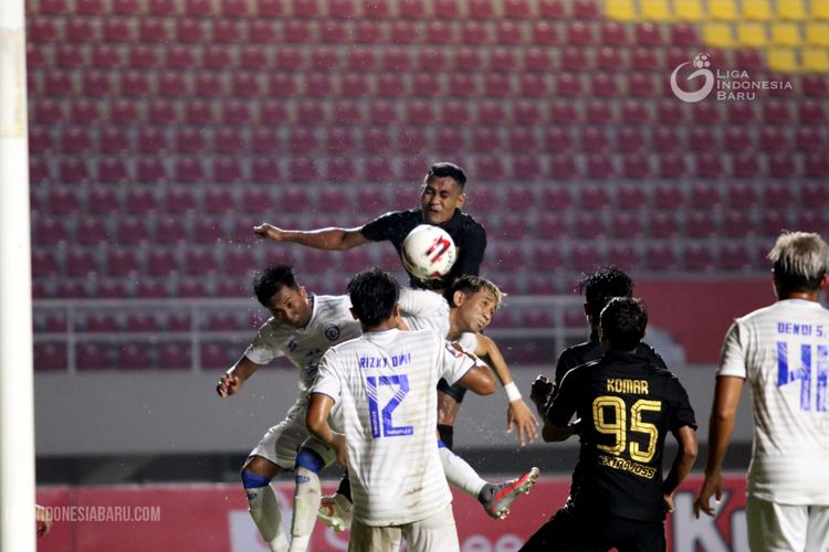 Arema FC (putih) melawan PSIS Semarang (hitam) saat laga terakhir babak penyisihan Grup A Piala menpora yang berakhir dengan skor 2-3 di Stadion Manahan Solo, Selasa (30/03/2021) malam. 