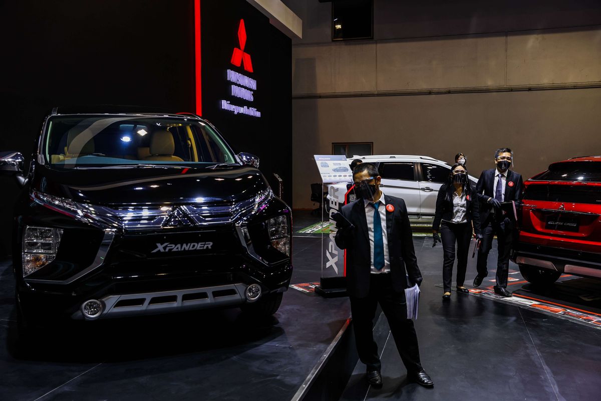 Suasana pameran di booth Mitsubishi Motors IIMS Hybrid 2021 di Hall A1 JiExpo Kemayoran, Jakarta Utara, Kamis (15/4/2021). Mitsubishi Motors ikut memeriahkan Indonesia International Motor Show (IIMS) yang berlangsung dari 15-25 April 2021, dengan menerapkan protokol kesehatan yang ketat.