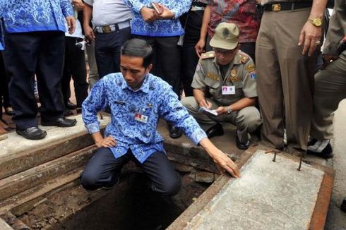 Lihat Onggokan Sampah, Jokowi Masuk Selokan