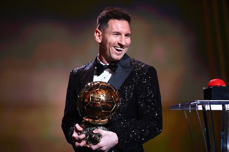 Lionel Messi saat memenangi Ballon d'Or 2021 dalam acara penghargaan yang digelar di Theatre du Chatelet, Paris, Perancis, pada 29 November 2021. Terkini, Messi disebut bakal memenangi Ballon d'Or 2023.