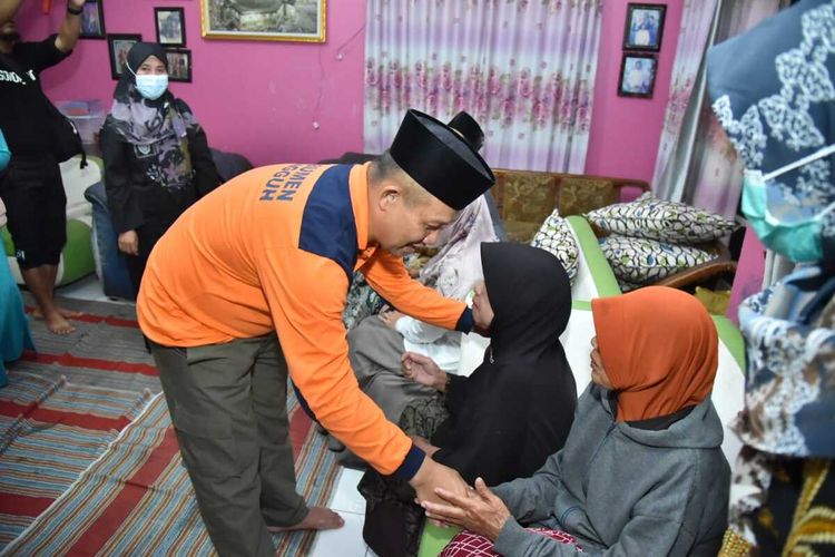 Bupati Arif Sugiyanto mengunjungi keluarga korban meninggal saat banjir Desa Arjosari, Kecamatan Adimulyo, Kabupaten Kebumen, Jawa Tengah, Selasa (15/3/2022) malam.