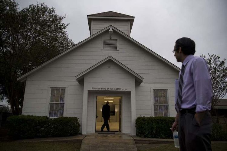 Gereja Baptis Pertama di Shuterland Springs, Texas, Amerika Serikat berubah menjadi bangunan memorial, kenang korban tewas penembakan massal. (Washington Post).