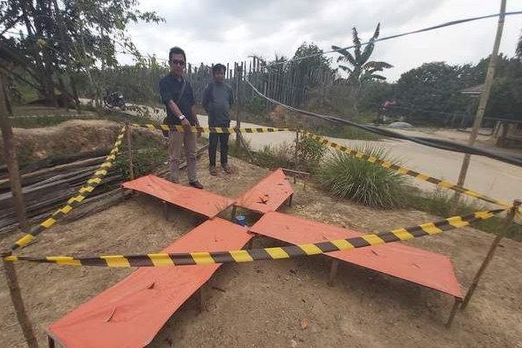 PENANDA GEOSPASIAL - Sebuah penanda milik Badan Informasi Geospasial (BIG) Republik Indonesia berada di kawasan RT 5 Kampung Sinjai, Kelurahan Bukit Merdeka, Kecamatan Samboja, Kutai Kartanegara, Rabu (31/7). Penanda untuk foto udara yang biasa digunakan BIG RI untuk pemetaan sebuah kawasan ini sempat diyakini oleh warga kawasan tersebut sebagai patok wilayah pembangunan Pusat Pemerintah RI yang akan diputuskan oleh Presiden Jokowi pada Agustus mendatang

