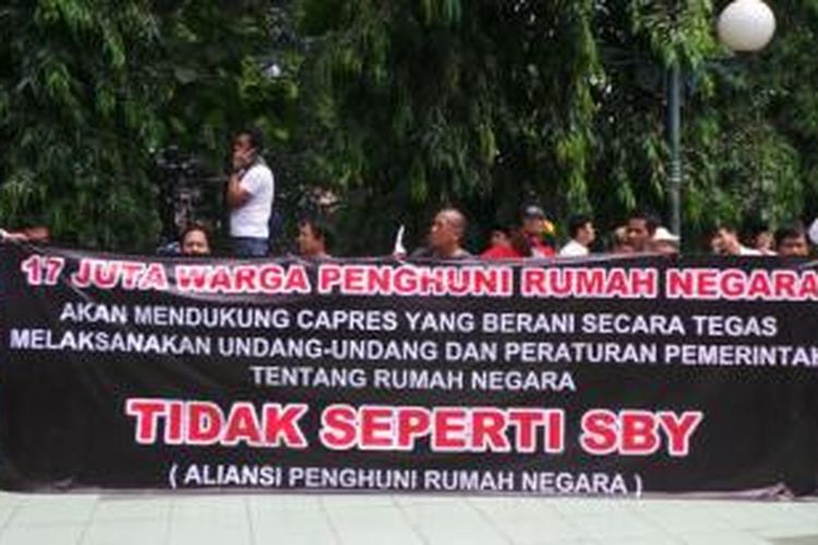 Aliansi Penghuni Rumah Negara membentang spanduk yang mengkritik SBY saat menunggu kedatangan Prabowo-Hatta di Masjid Sunda Kelapa, Jakarta Pusat, Selasa (20/5/2014).