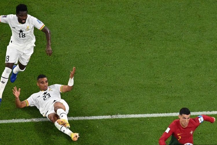 Penyerang Portugal Cristiano Ronaldo berlari melewati bek Ghana Daniel Amartey dan penyerang Ghana Antoine Semenyo pada laga Grup H Piala Dunia 2022 Qatar antara Portugal vs Ghana di Stadion 974 di Doha pada Kamis 24 November 2022.