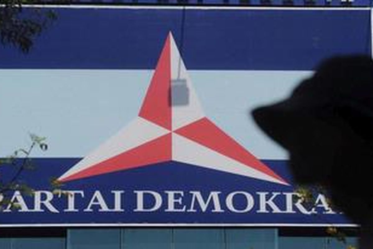 Warga melintas di depan lambang Partai Demokrat di kawasan Rawamangun, Jakarta, Minggu (17/6/2012). Berdasarkan survei terbaru yang dilakukan Lingkaran Survei Indonesia, elektabilitas Partai Demokrat turun dari 13,7 persen (survei bulan Januari 2012) menjadi 11,3 persen. Sementara tempat pertama ditempati Partai Golkar 20,9 persen, dan PDI Perjuangan 14 persen.  