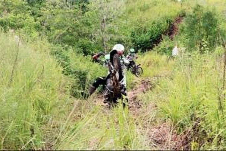 Penggemar motor trail mengikuti ajang Two Days Trail Adventure yang digelar di lereng Gunung Tambora di Kabupaten Dompu, Nusa Tenggara Barat, Sabtu (4/4). Ajang itu merupakan bagian dari acara Tambora Menyapa Dunia yang merupakan peringatan 200 tahun meletusnya Gunung Tambora. 