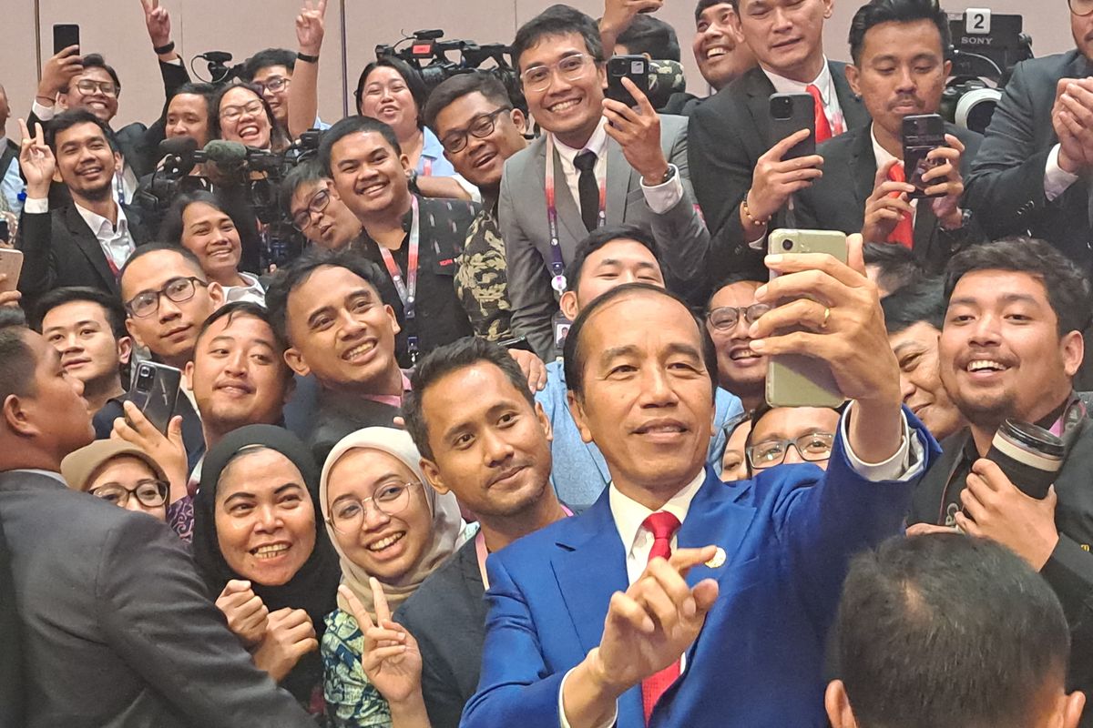 Presiden Joko Widodo berfoto bersama awak media seusai penutupan Konferensi Tingkat Tinggi (KTT) ke-43 ASEAN di Jakarta Convention Center, Kamis (7/9/2023).
